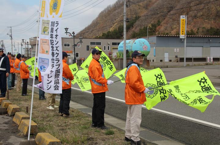 交通安全の旗を振り、ドライバーに安全運転を呼び掛け!