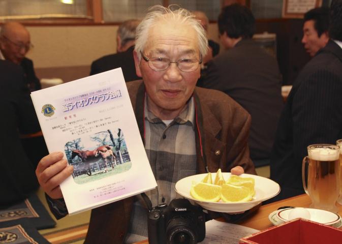 PR情報委員長L酒井定男の写真が姉妹提携している脇ライオンズクラブの会報に採用され、お礼に八朔が届いた。