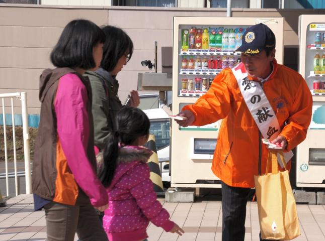 テイッシュを渡して献血を呼びかけるメンバー