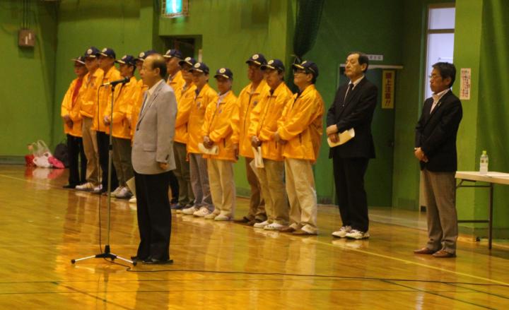 歓迎の挨拶をする　新ひだか町　酒井 芳秀町長と整列する参加メンバー