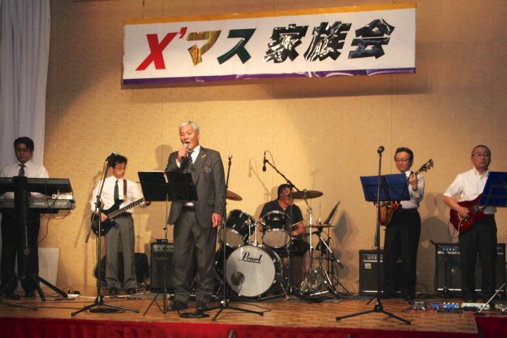 恒例の会長の歌でステージが開幕した。