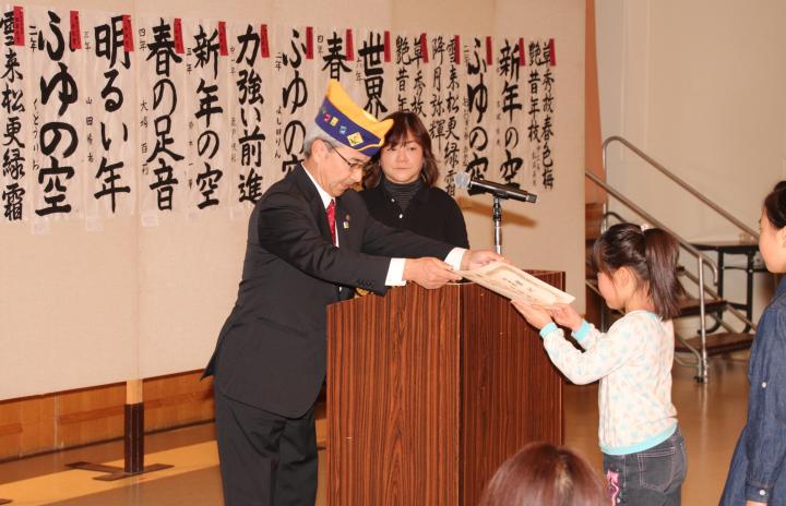 L.原　順一会長から表彰状と楯を贈呈