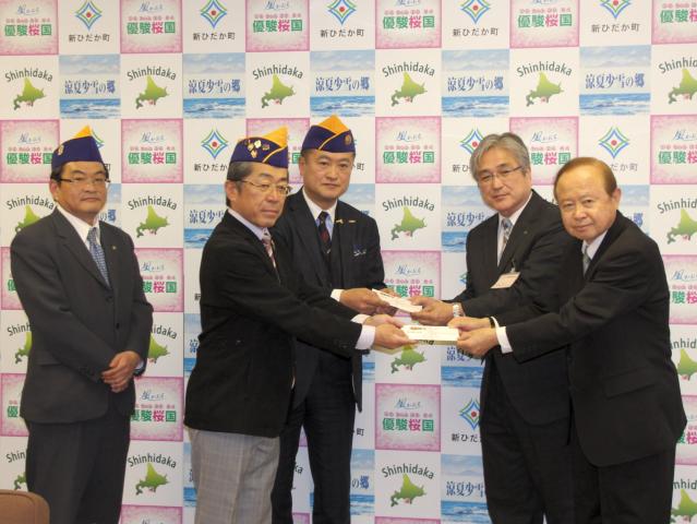 写真(左より)　L.船越俊男 社会奉仕委員長、L.伊藤重廣 会長、L.澤谷幸弘 幹事