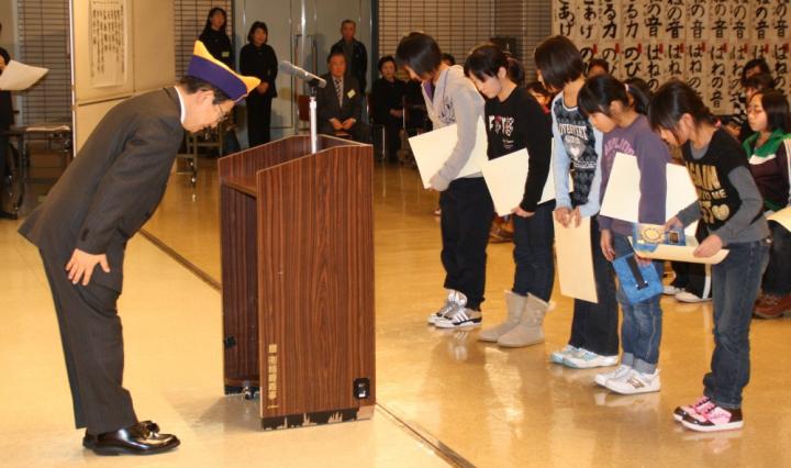 L.田畑隆章 第一副会長と静内ライオンズクラブ会長賞を受賞した方々