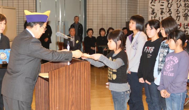 静内ライオンズクラブ会長賞を贈呈する L.田畑隆章 第一副会長