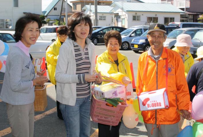 笑顔で募金活動・・・・