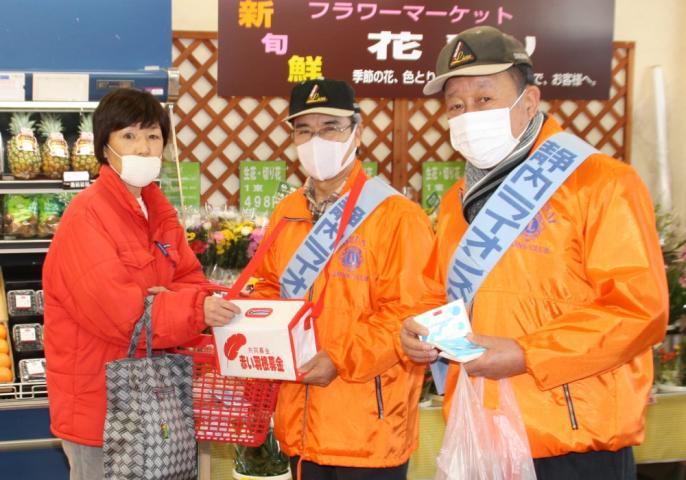 マックスバリュー静内店での募金活動