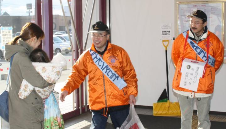 イオン静内店での募金活動