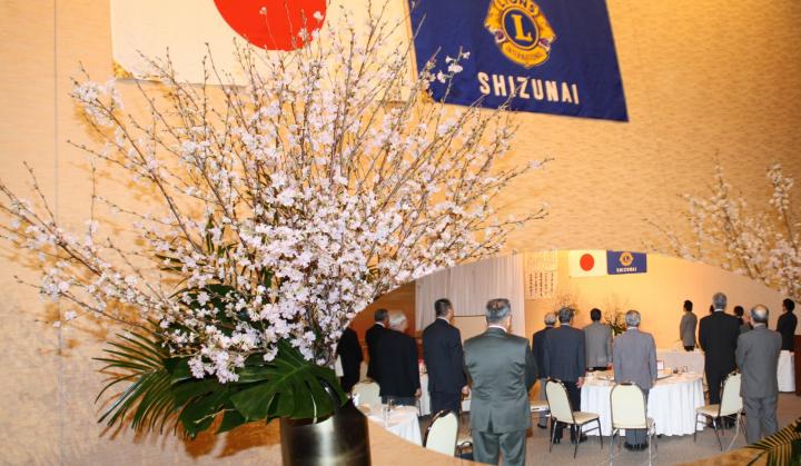 素晴しい桜の花と例会の様子