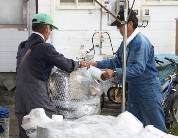 全国からの注文に応じ、梱包作業をするスタッフ