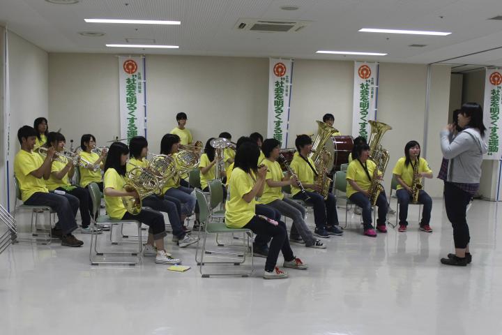 雨に負けまいと熱奏する静内第三中学校の吹奏楽部