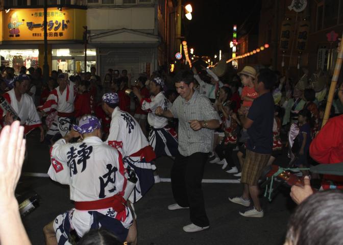 阿波踊りの乱舞に飛び入り参加