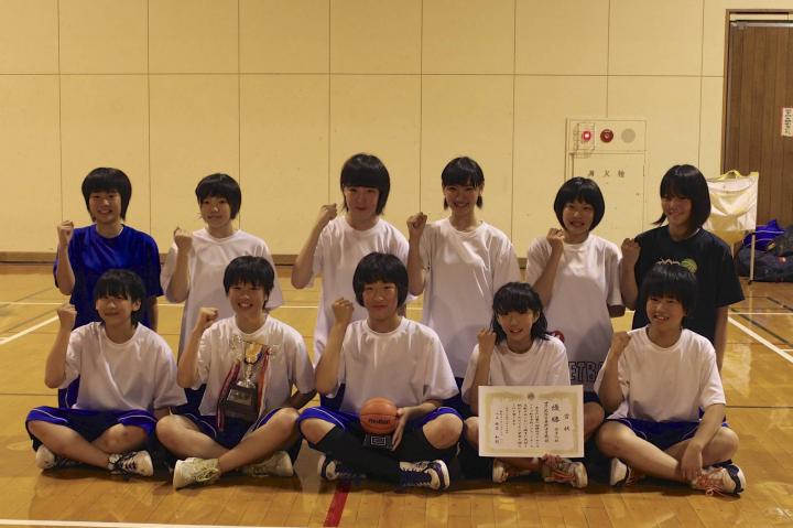 優勝した青翔中学校の選手達。