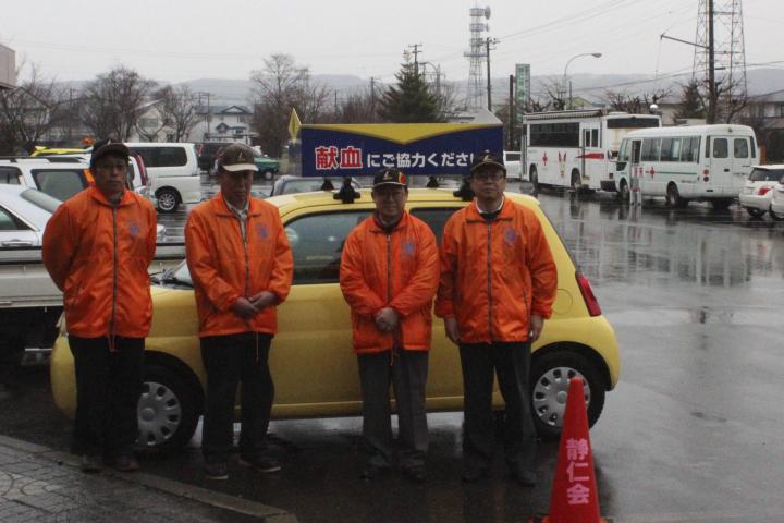 静仁会静内病院前、生憎の雨の中頑張ります。