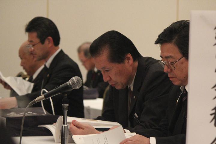 会議資料を真面目に勉強する第一副会長L梅庭和敏と会長L田畑隆章。