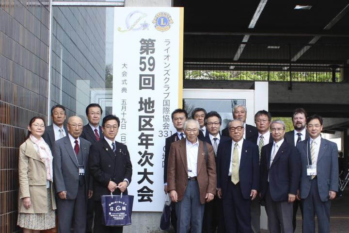 大会看板前の集合写真。