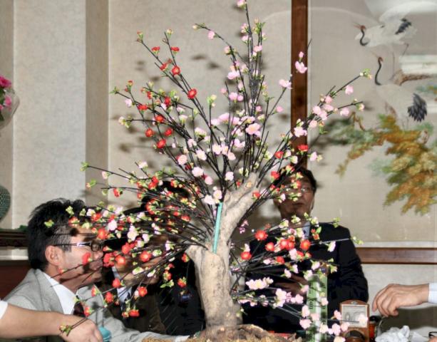 「梅見例会」のテーブルを飾る花