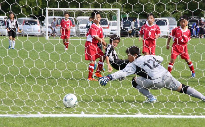 (選抜)優勝の高静サッカースポーツ少年団が貴重な1点を入れた瞬間