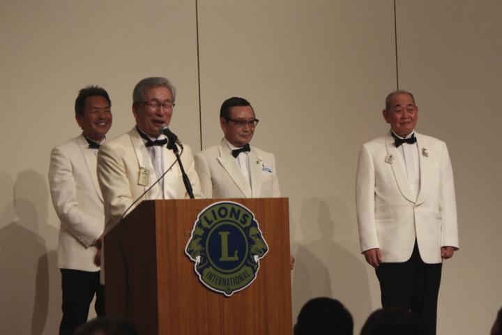懇親会で締めの挨拶をする次期ガバナー協議会議長、札幌中島LCのL伊藤信賢。後ろは331-A、331-B、331-C地区の各ガバナーエレクト。