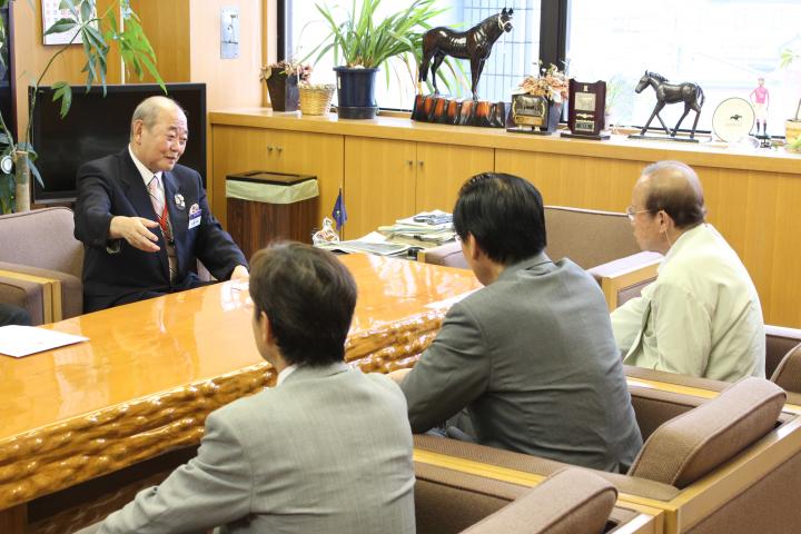 ハンブルク国際大会の経験を話す地区ガバナーL高橋和雄。