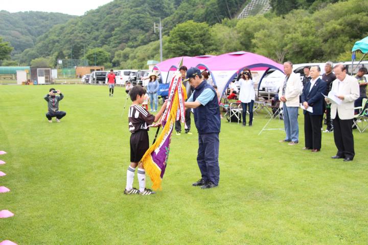 優勝旗返還　高静サッカースポーツ少年団