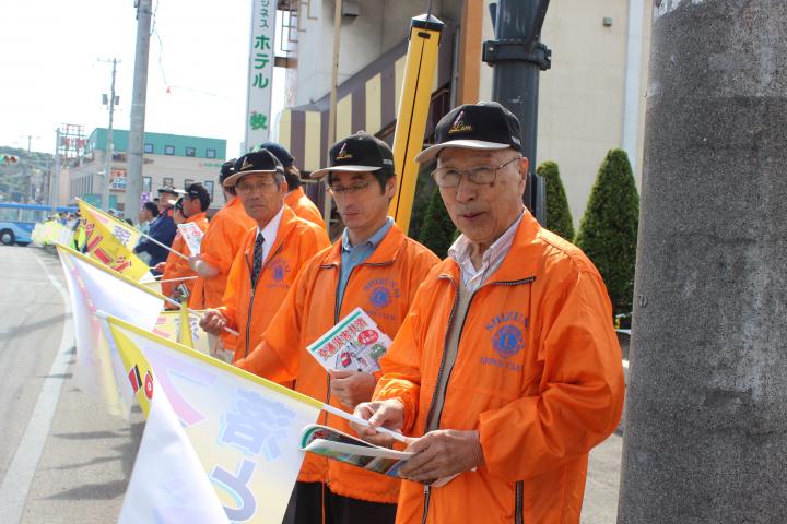 大先輩の沼田Ｌも元気に旗を振って交通安全