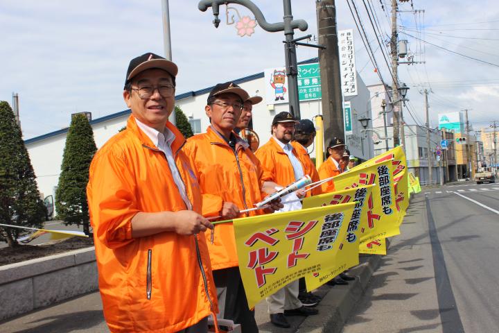 沿道で交通安全を、大きな声で呼びかけるＬメンバー