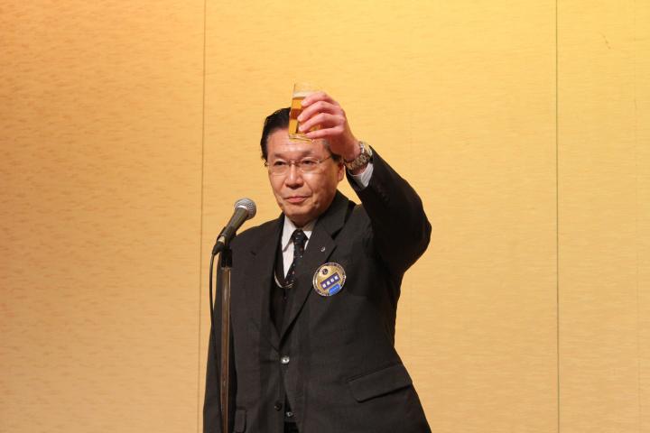 第一副会長、梅庭Lのウイサーブで宴が始まりました。