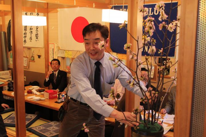 Ｌ菅沼学が、メンバーの前で、全国大会３位の実力で腕を振るい桜の花の生け花を披露しました。