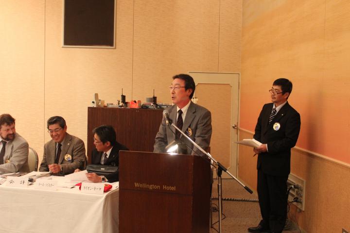 ゲストスピーチされる、日高振興局、局長の沓澤　敏様を紹介する、L金田計画委員長。