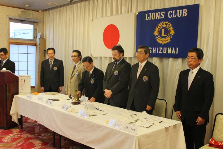 会長Ｌ田畑隆章、最後のゴングで例会が始まりました。