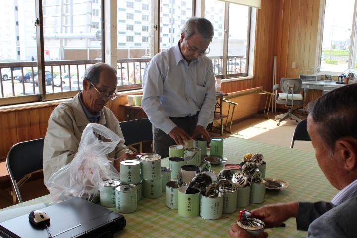 お金の重み、皆さまの善意の重みを感じて開封作業しています。