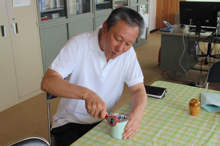 社会奉仕委員会、Ｌ松村委員長が心を込めて開封しています。