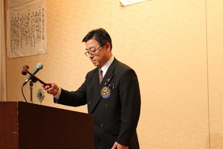 静内LC会長L田畑隆章のゴングで合同例会が始まりました。