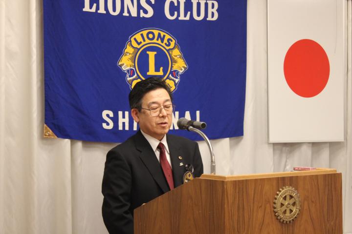 合同懇親会で挨拶するL田畑会長。