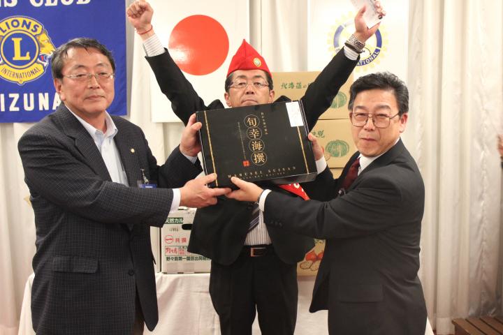 ビンゴゲームで一番最初にビンゴされた方は、静内ロータリークラブの方で、L田畑会長から賞品が渡される。