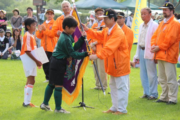 選抜浦河チームにライオンズ旗が渡される。