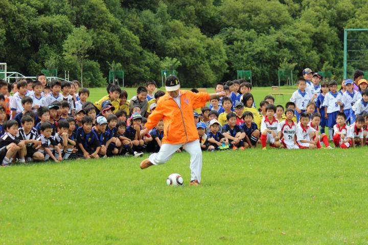田畑会長の始球式で試合が始まりました。