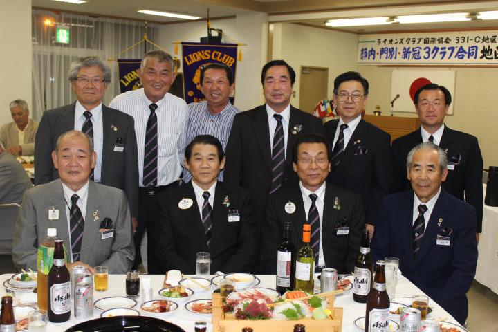 後ろ：第5R第1Z ZCP L長浜秋一、新冠LC会長 L栗山哲弘、門別LC会長 L湯村勝、キャビネット運営委員長 L富山信行、静内LC会長 L田畑隆章、第5R第1Z Z委員 L中山智仁。前：第一副地区ガバナー L髙橋和雄、地区ガバナー L奥山幸一、キャビネット幹事 L石岡憲義、第5R RCP L岩崎孝。