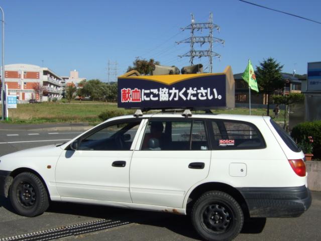 静仁会静内病院から出発する広報車