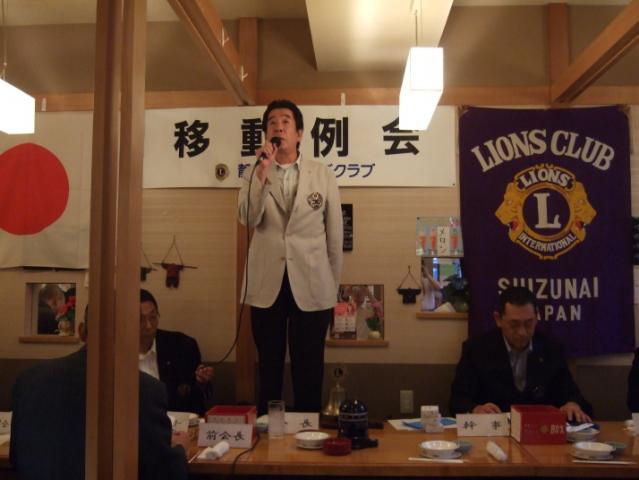 挨拶する会長、L津山茂