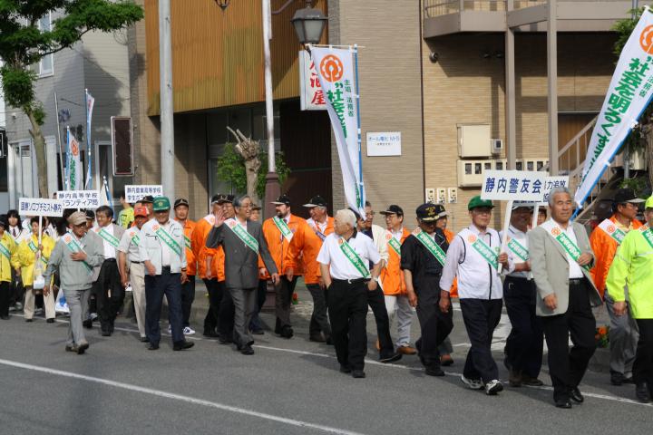 駅前通り行進中