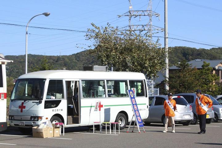 静仁会前の受付車、会長L梅庭和敏と幹事L菅沼学。