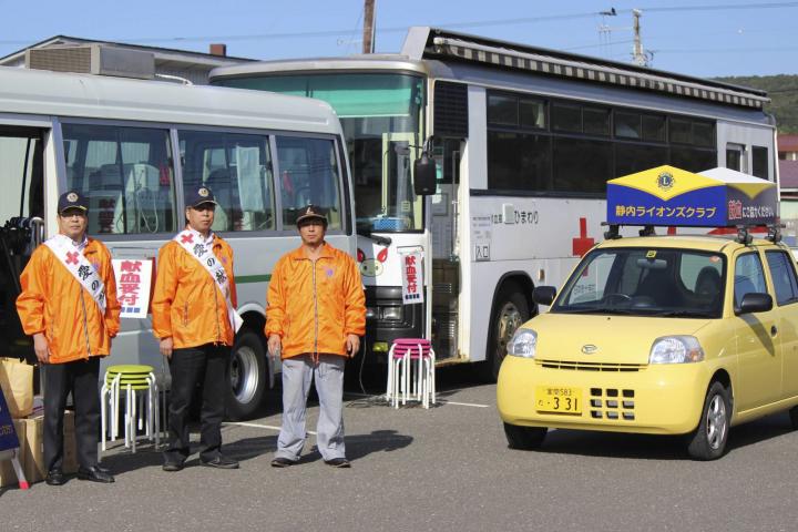 北電前の移動採血車と広報車。