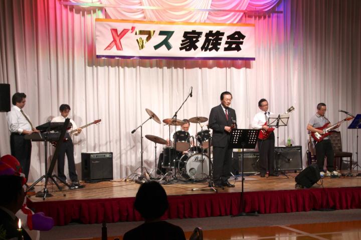 WoWWoWバンドの演奏は恒例の会長の歌から始まった。