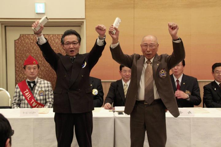 90歳の誕生日を迎えたL沼田正男（右）と、同じ12月誕生のL蚊野好之。