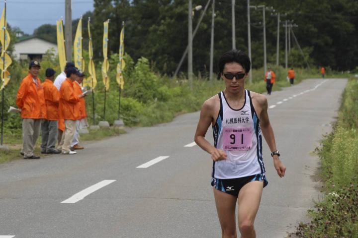 男子49才以下の部優勝の青木昌弘氏。後ろに誰もいません！