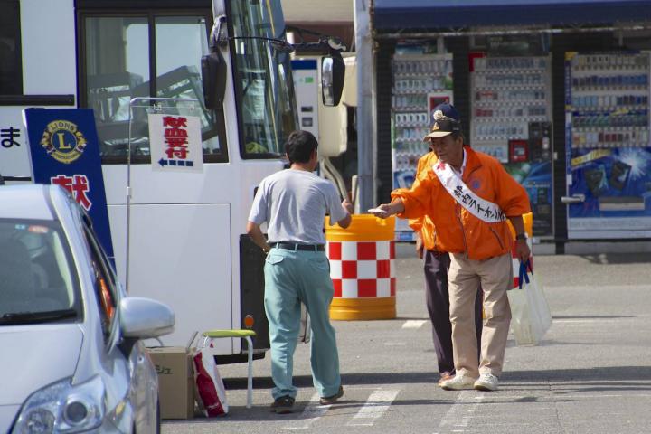 コープさっぽろ静内店前は46人が受付してくれました。