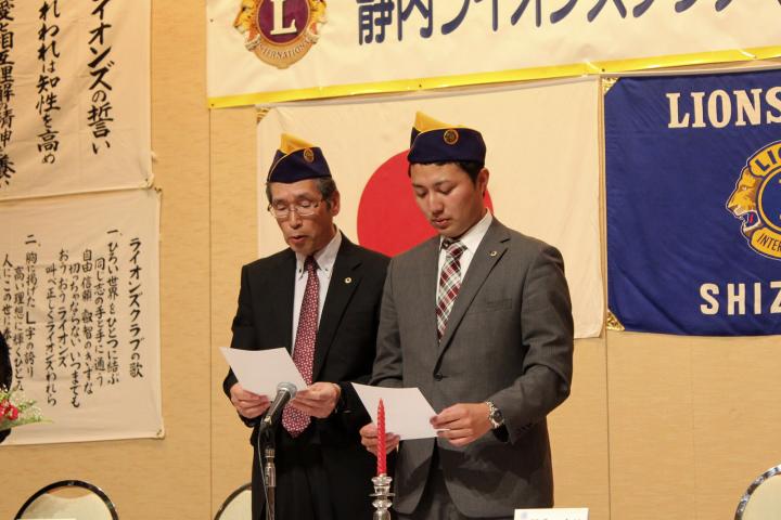 新入会員の宣誓を読み上げるL野上郷志とL鍋藤克敏。
