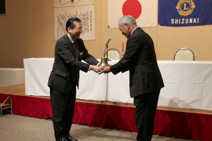 会長L梅庭和敏から次期会長L石井諭へのゴングの引き継ぎ。